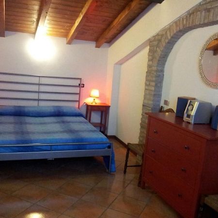Via Toscana House Parma Szoba fotó