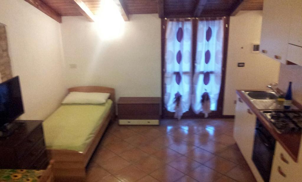 Via Toscana House Parma Szoba fotó