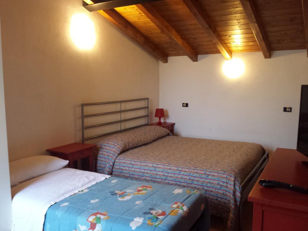 Via Toscana House Parma Szoba fotó