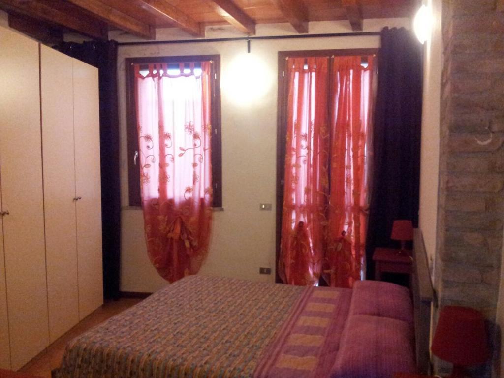Via Toscana House Parma Szoba fotó