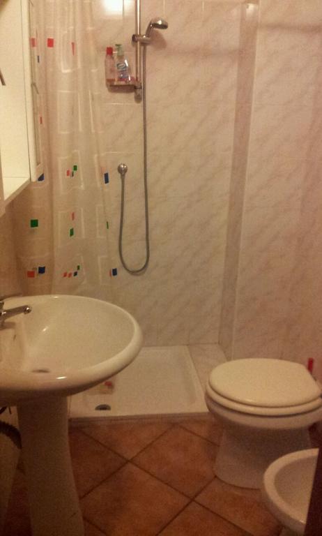 Via Toscana House Parma Szoba fotó